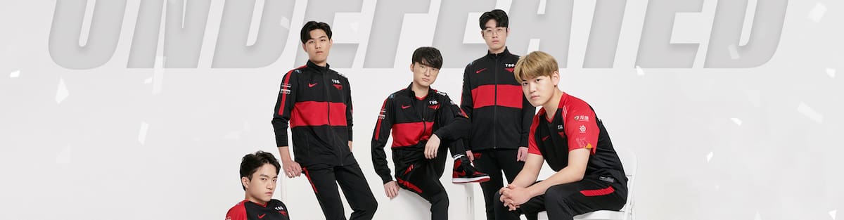 League of Legends' best player re-signs again