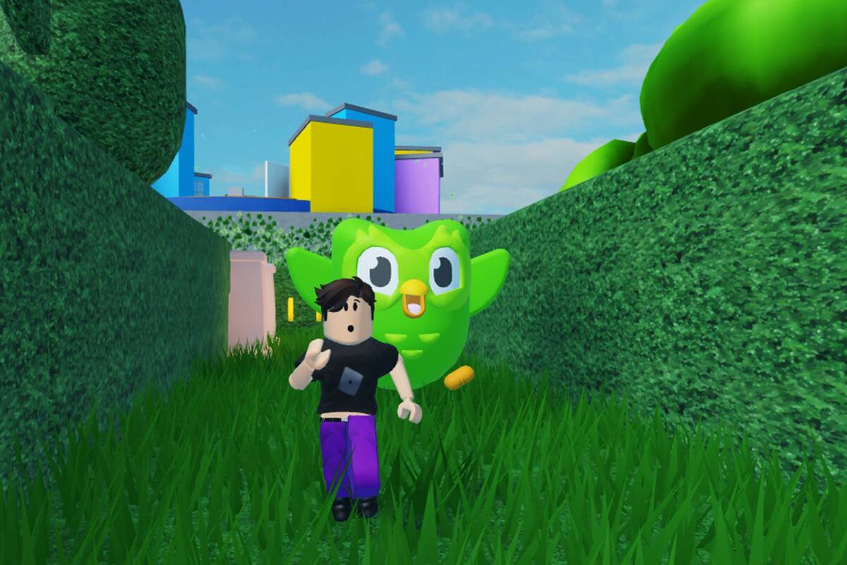 Duo, la mascota de Duolingo, ahora también te perseguirá en Roblox para que estudies