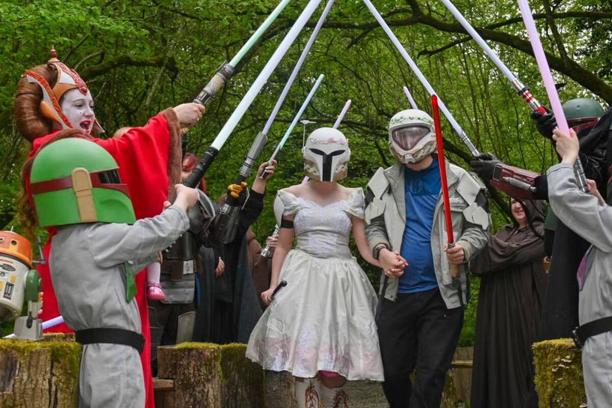 Papá pasó 2 años construyendo una boda de Star Wars, Halo y Skyrim para su hija; el resultado se volvió viral