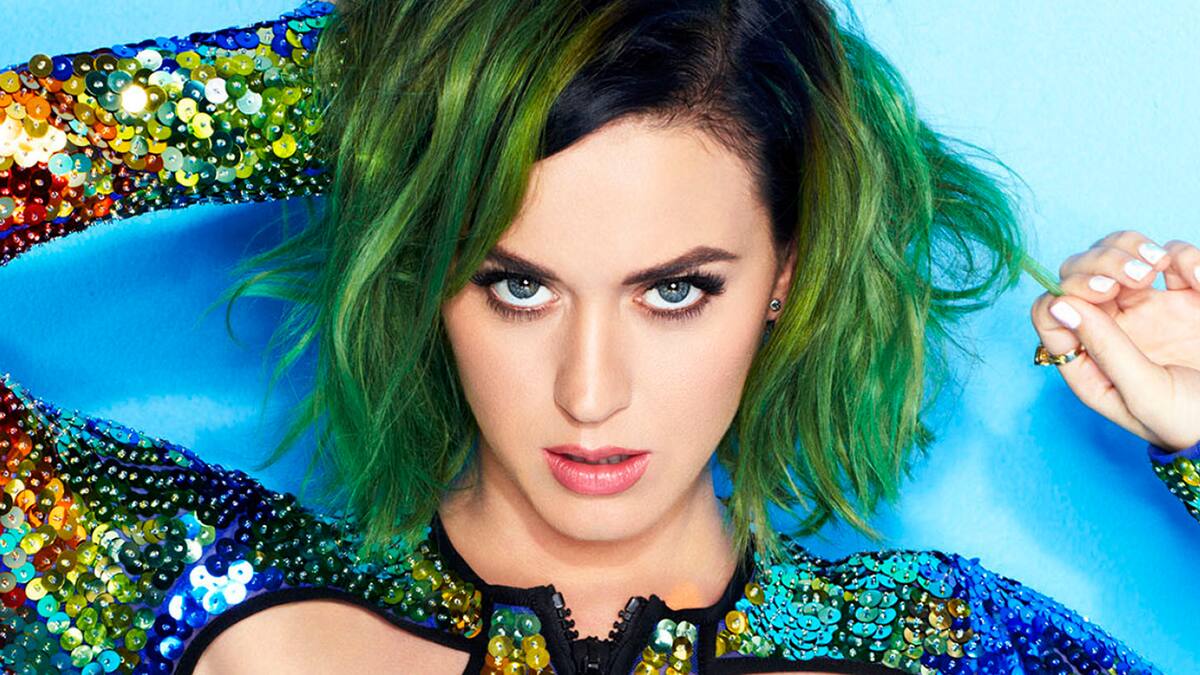 Cantante utiliza micrófono con aditamento de seguridad durante el Super Bowl