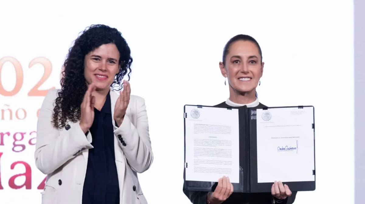 Claudia Sheinbaum firma decreto de entornos digitales seguros