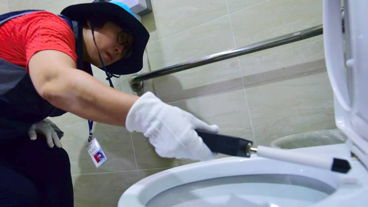 Colocar cámaras pequeñas en baños públicos alerta a toda una población