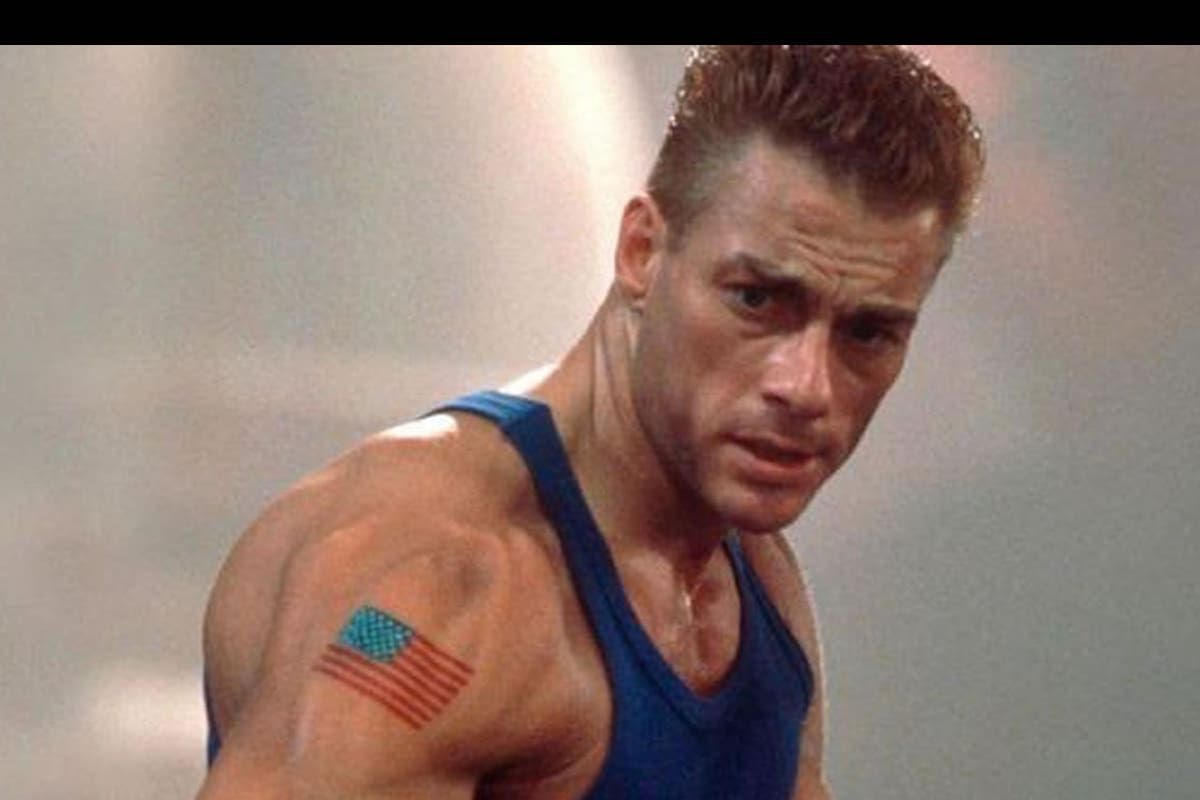 Jean-Claude Van Damme presume el regalo de un fan de Street Fighter