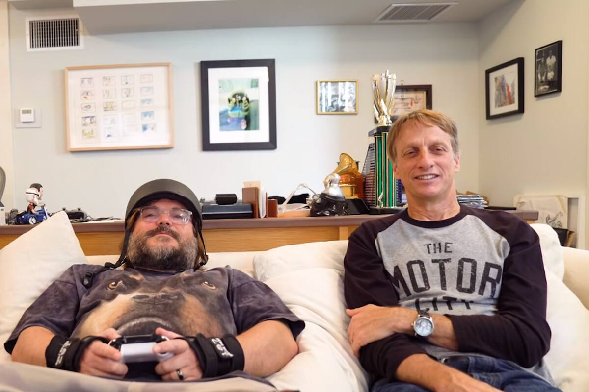 Mira a Jack Black jugar Tony Hawk's Pro Skater 1 and 2 junto con Tony Hawk