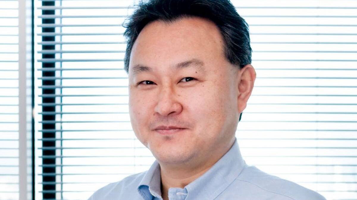 El directivo de Sony visitó el stand de Xbox para conocer el dispositivo de realidad aumentada