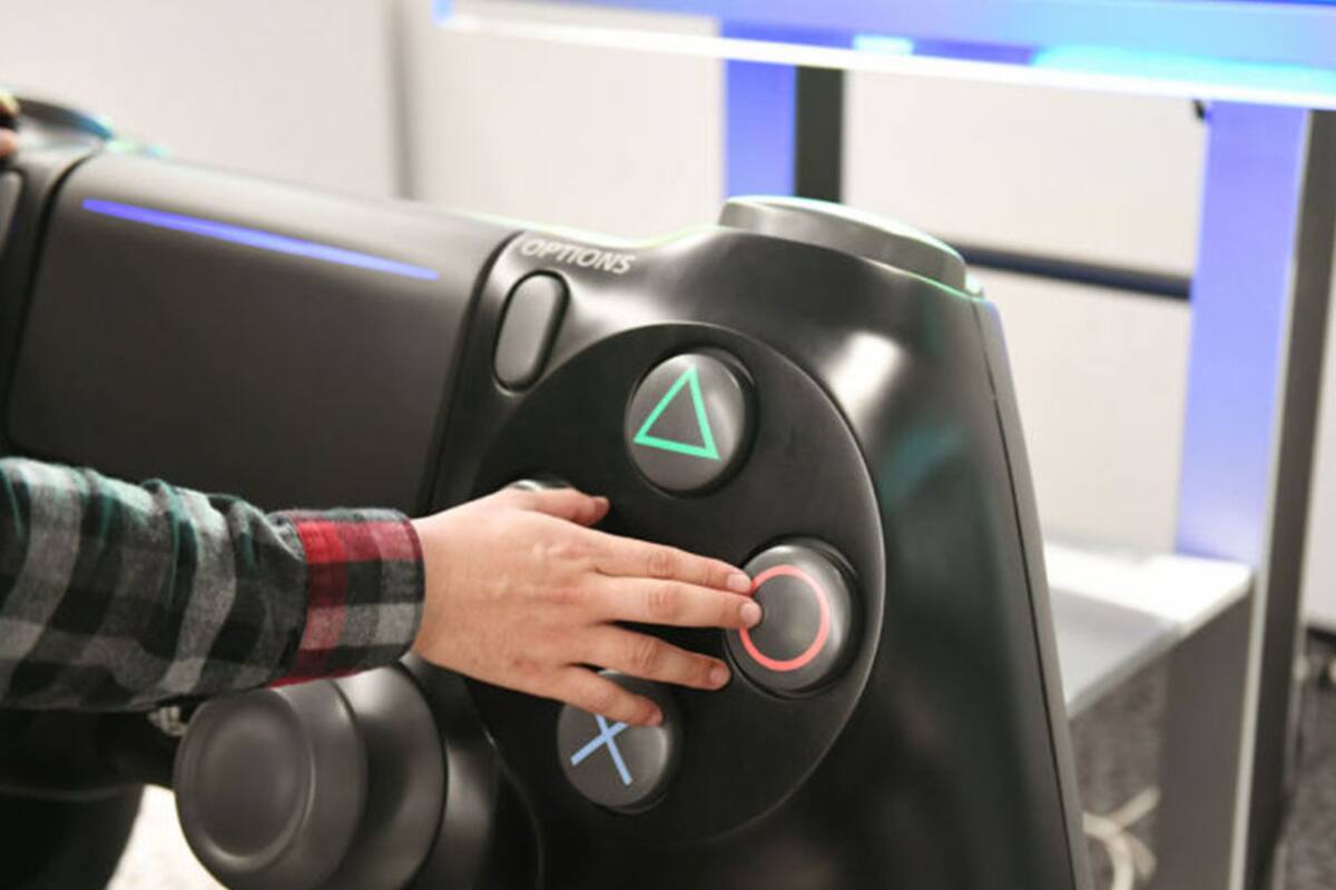 Éste es el control de PlayStation 4 más grande del mundo