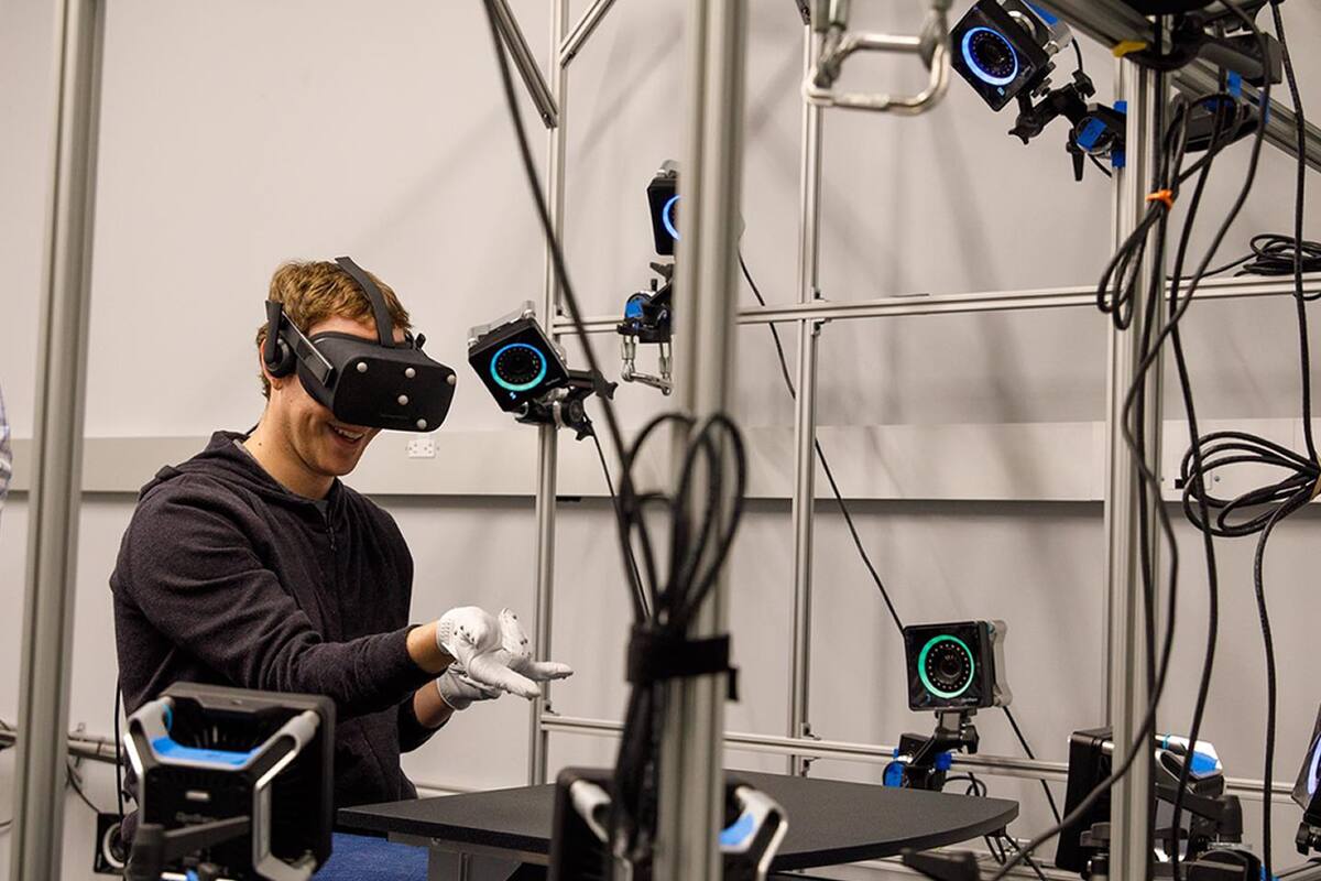 Mark Zuckerberg prueba nuevo prototipo de guantes para Oculus