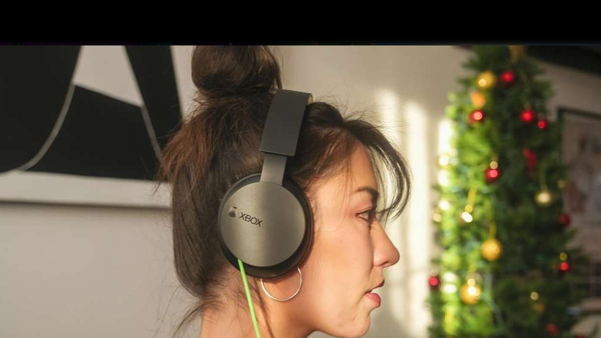 El headset incluye un micrófono para que hables con tus amigos y más