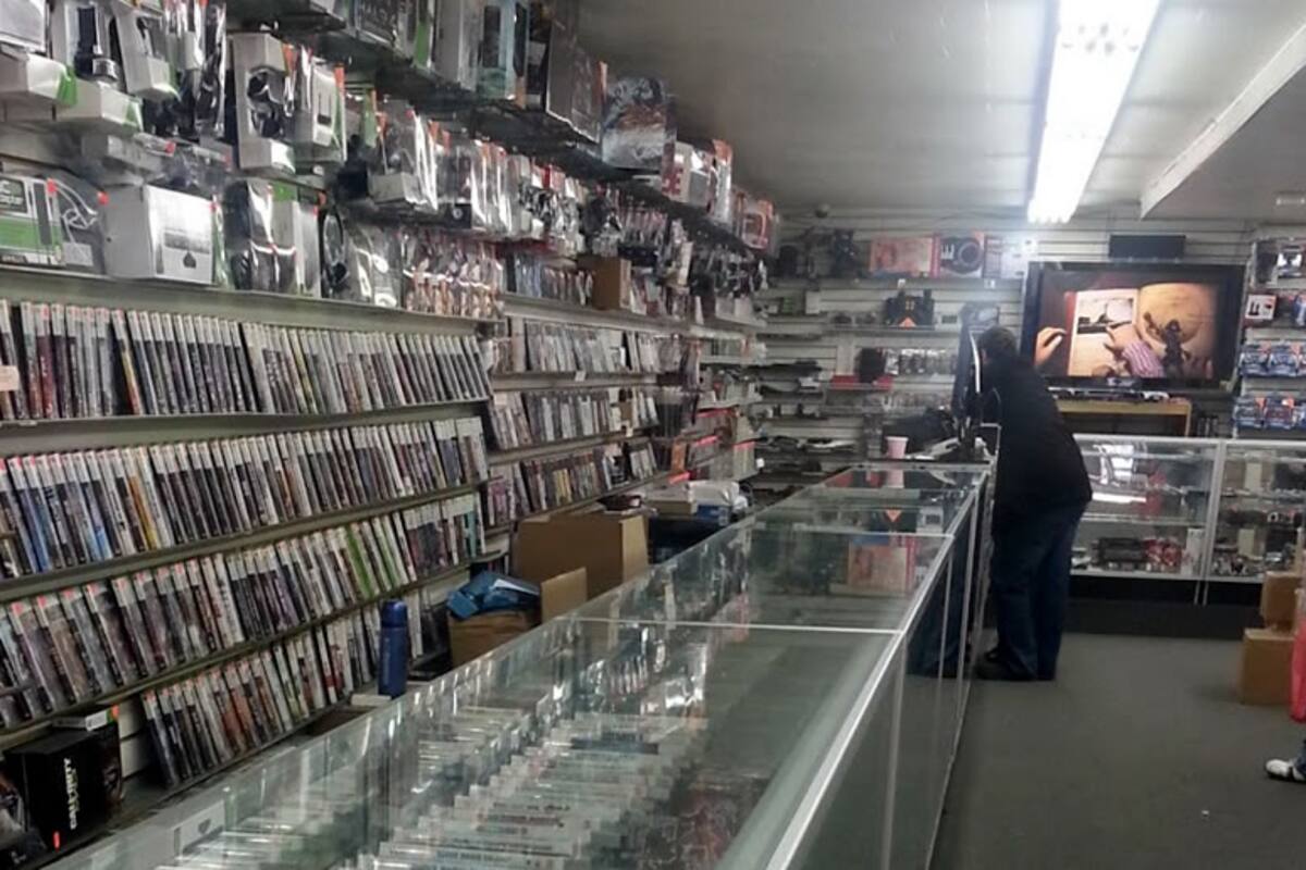 Dueño de tienda de videojuegos defiende negocio de supuesto agresor armado