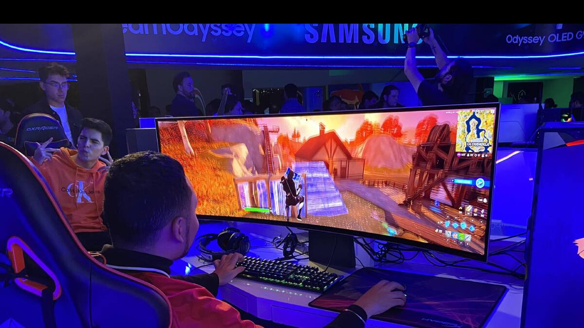 El monitor curvo tiene una respuesta de 0.03 ms, 240 HZ y aplicaciones de smart TV
