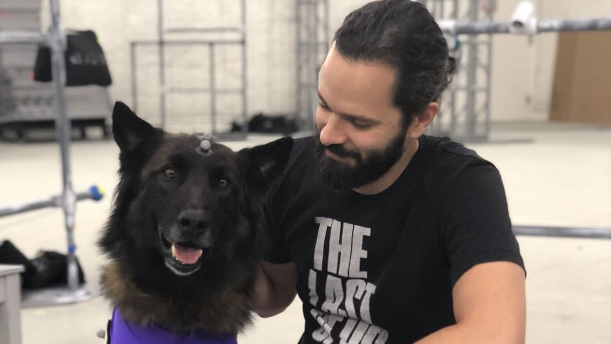 El responsable de la serie está contento con la filmación y platicó de videojuegos con el actor