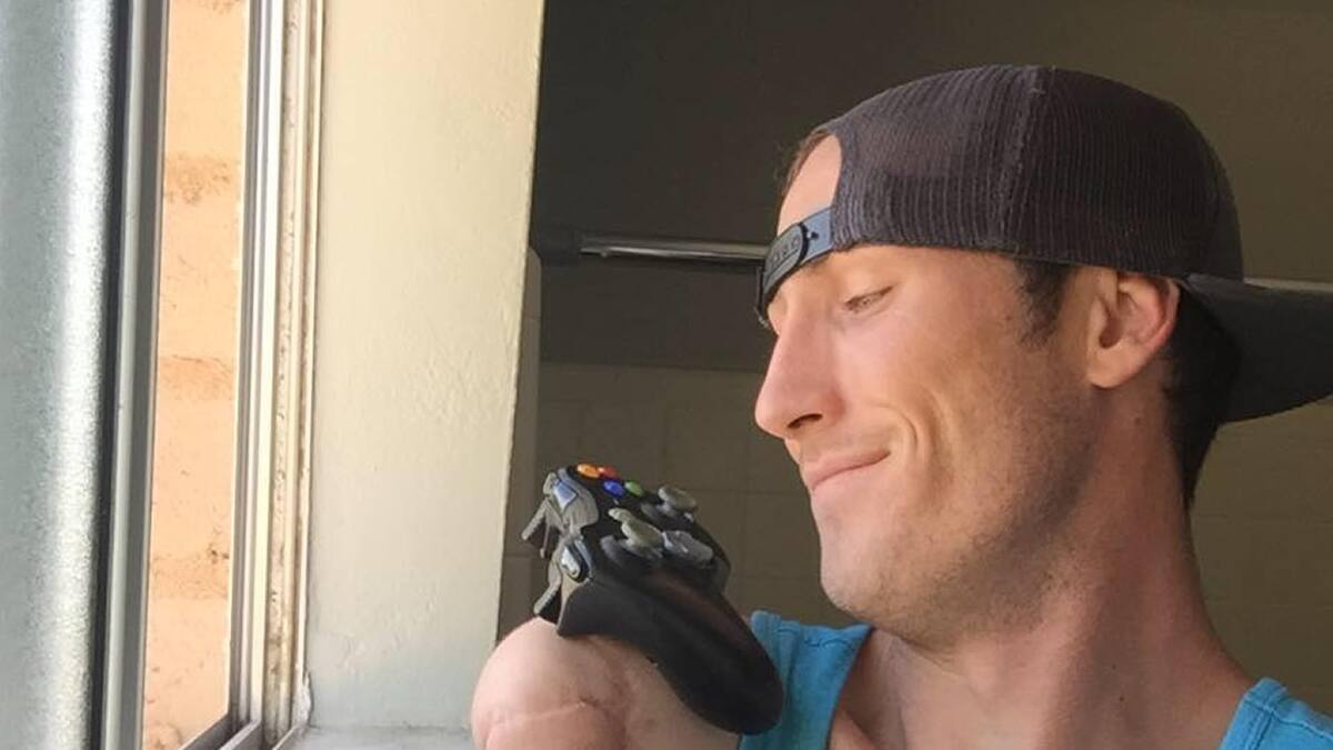 El streamer mostró en videos como juega Apex Legends con una mano