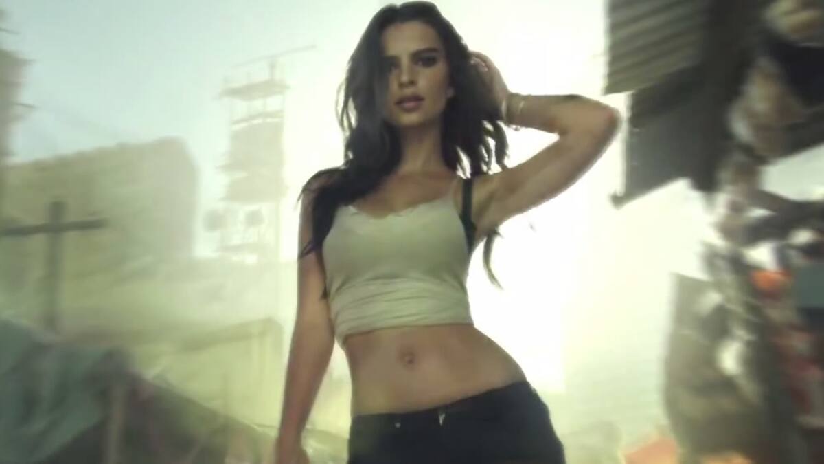 El video no escatima en sensualidad y explosiones