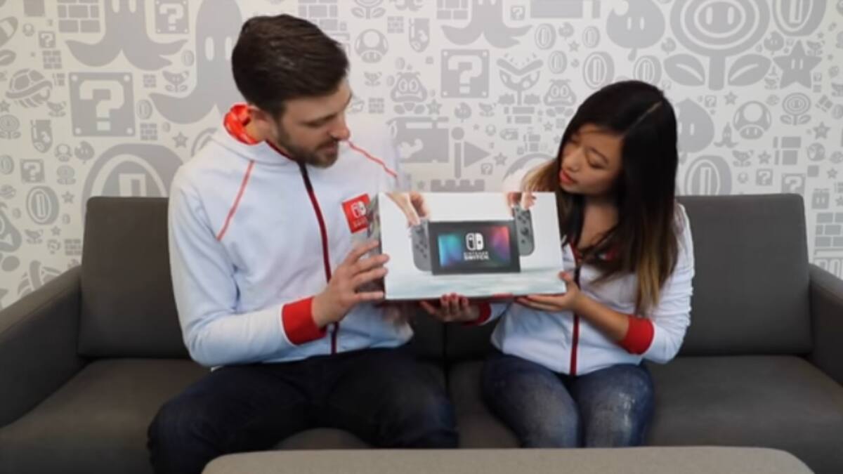 Empleados de Nintendo abren la caja para que veamos contenidos