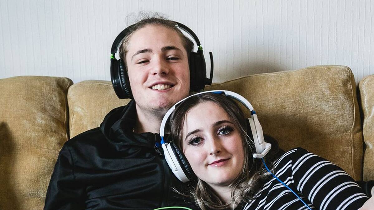 Finlay Brown y Sophia Carlile vivían a 480 kilómetros uno del otro, pero el amor los unió