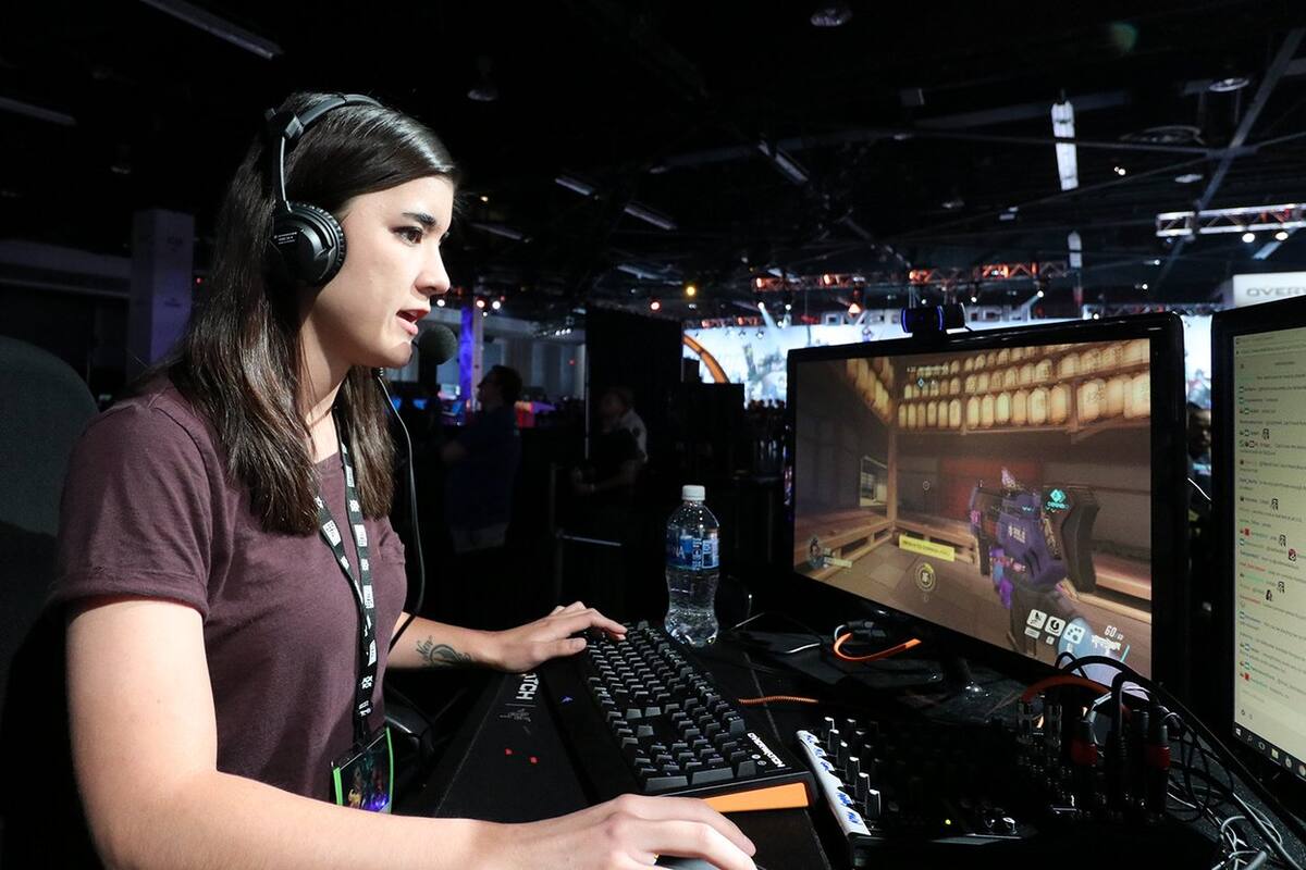 Popular Streamer expone a sus acosadores en línea en un video viral