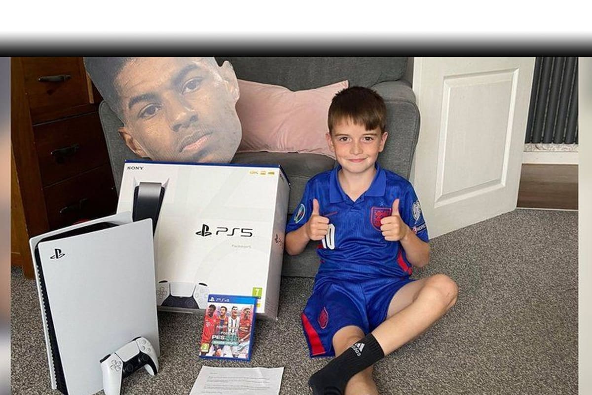Futbolista del Manchester United regaló un PS5 a un niño que ayuda a los pobres