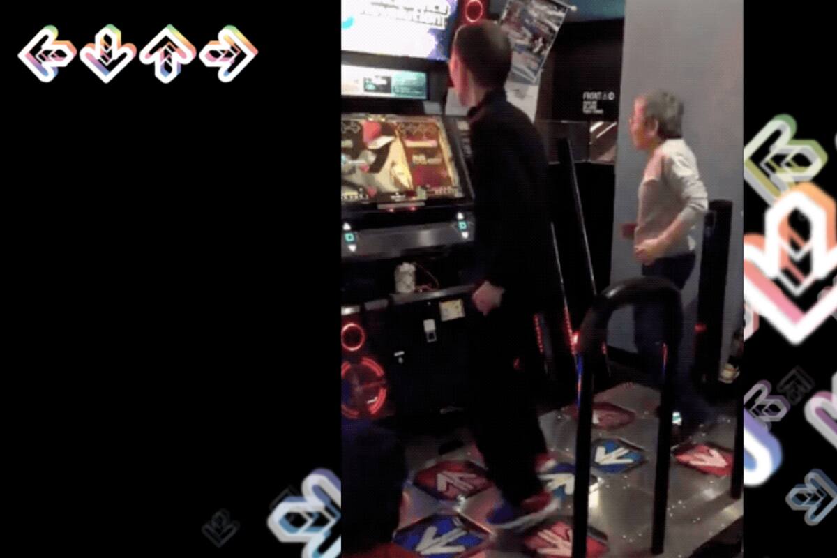 Pareja de ancianos se mantiene en forma jugando Dance Dance Revolution