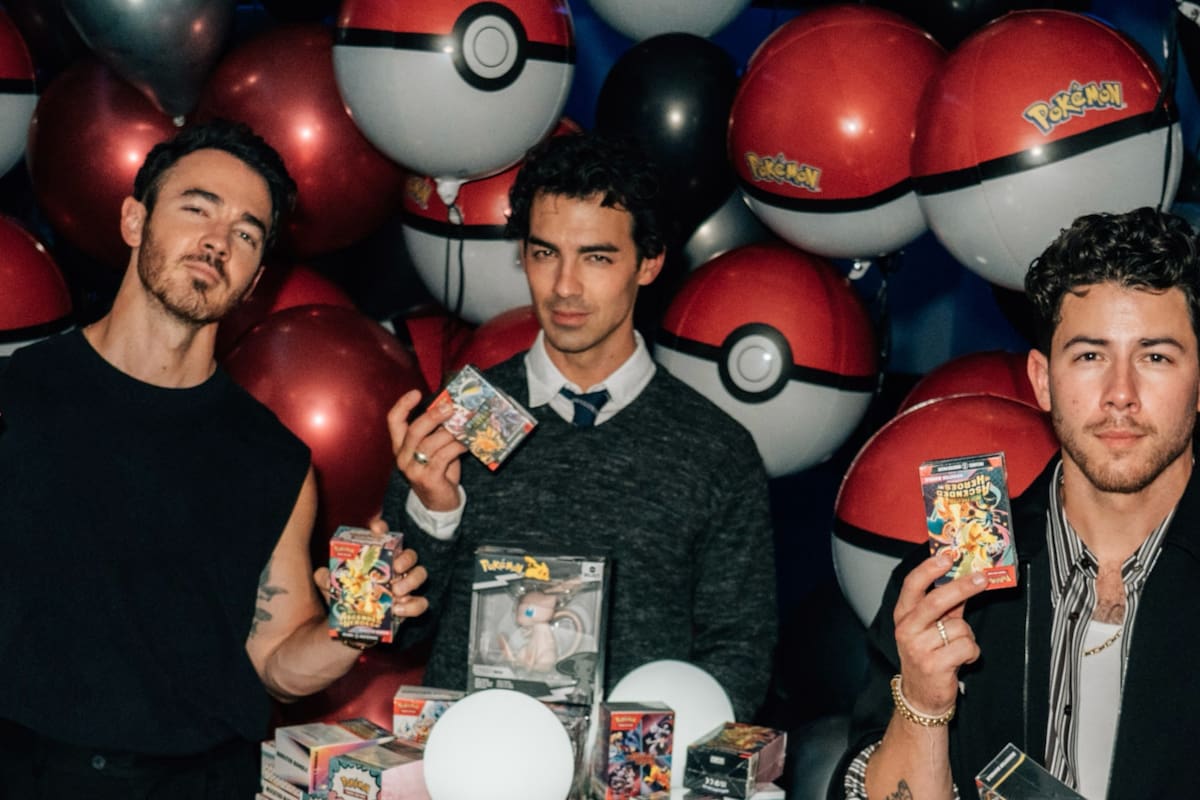 Joe Jonas celebra su cumpleaños 37 con una fiesta de Pokémon, abre un sobre de cartas Pokémon TCG y le sale una de las más valiosas de expansiones recientes