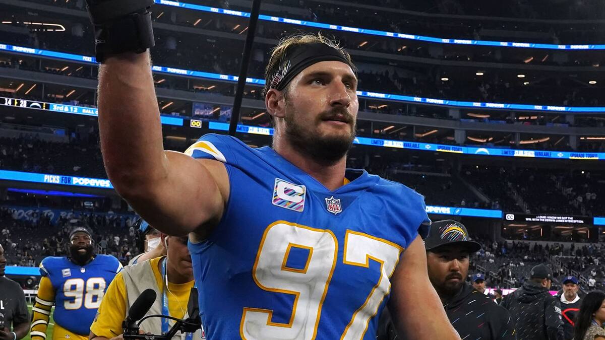 Joey Bosa, de los Chargers, reveló a sus compañeros que ya acabó Sekiro y pronto Dark Souls III