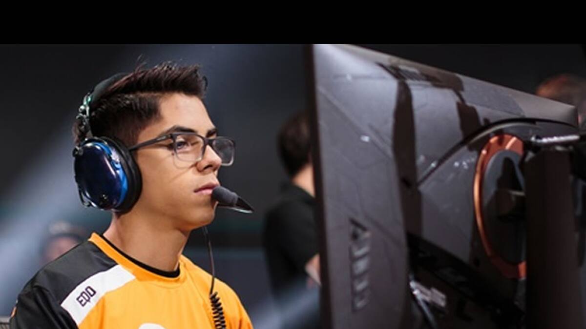 Josh "Eqo" Corona hizo un ademán en alusión los rasgos asiáticos