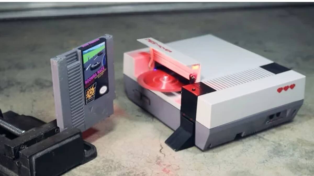La alocada creación peleará contra un SEGA Master System también modificado