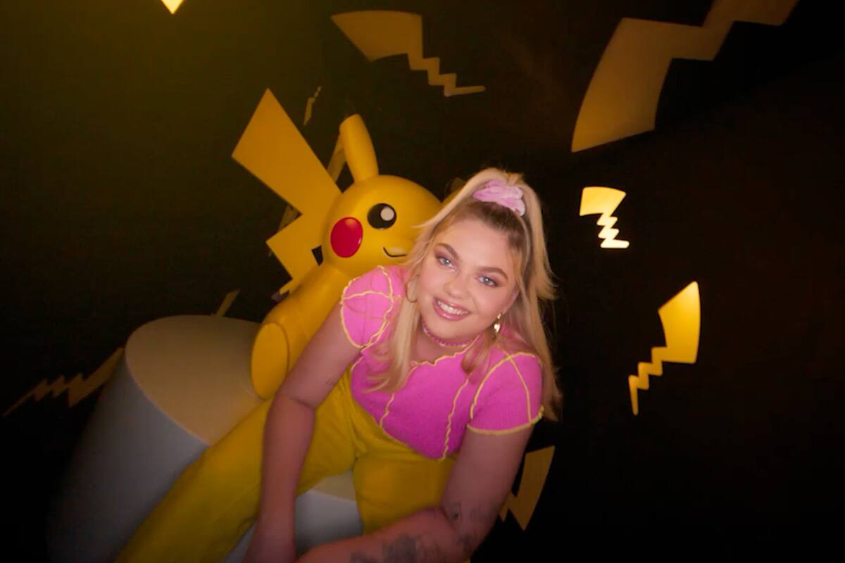 La cantante francesa Louane se unirá al festejo de los 25 años de Pokémon