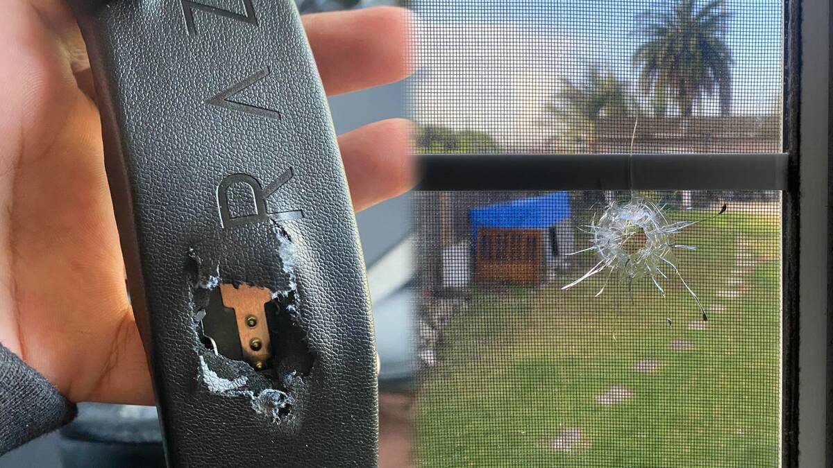 La bala perdida atravesó la ventana e impactó directamente en los audífonos Razer de la víctima