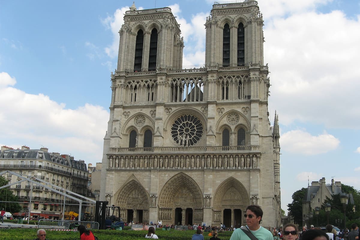 La clave para restaurar Notre Dame podría estar en un videojuego