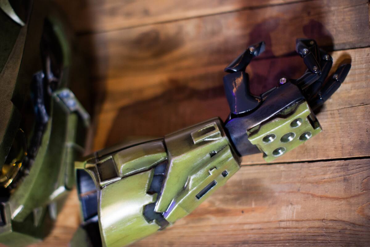 Crean increíble brazo prostético del Master Chief de Halo