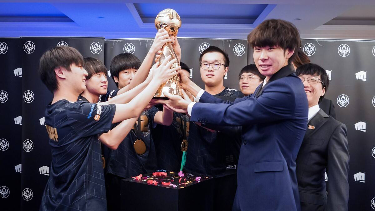 La flamante escuadra de la LPL refrendó su título al derrocar a T1 en la final