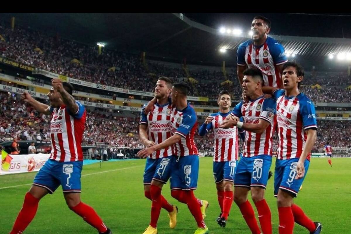 Director deportivo de las Chivas celebra el inicio de la eLiga BBVA MX