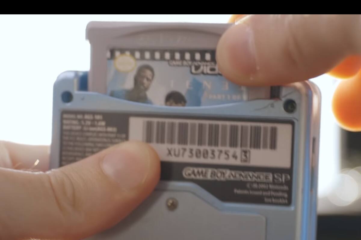 Youtuber se burla de Nolan llevando Tenet a un cartucho de Game Boy Advance