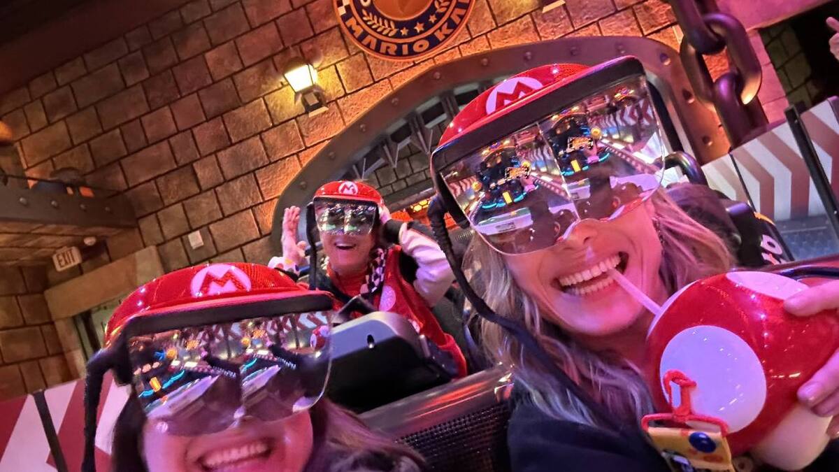 La popular actriz pasó momentos llenos de diversión en Universal Studios Hollywood