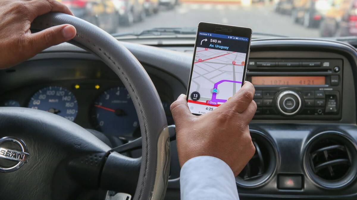 Las nuevas leyes solo consideran casos de emergencia u opciones que no distraigan al conductor