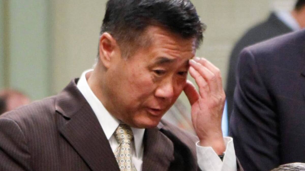 Leland Yee acepta cargo por tráfico de armas