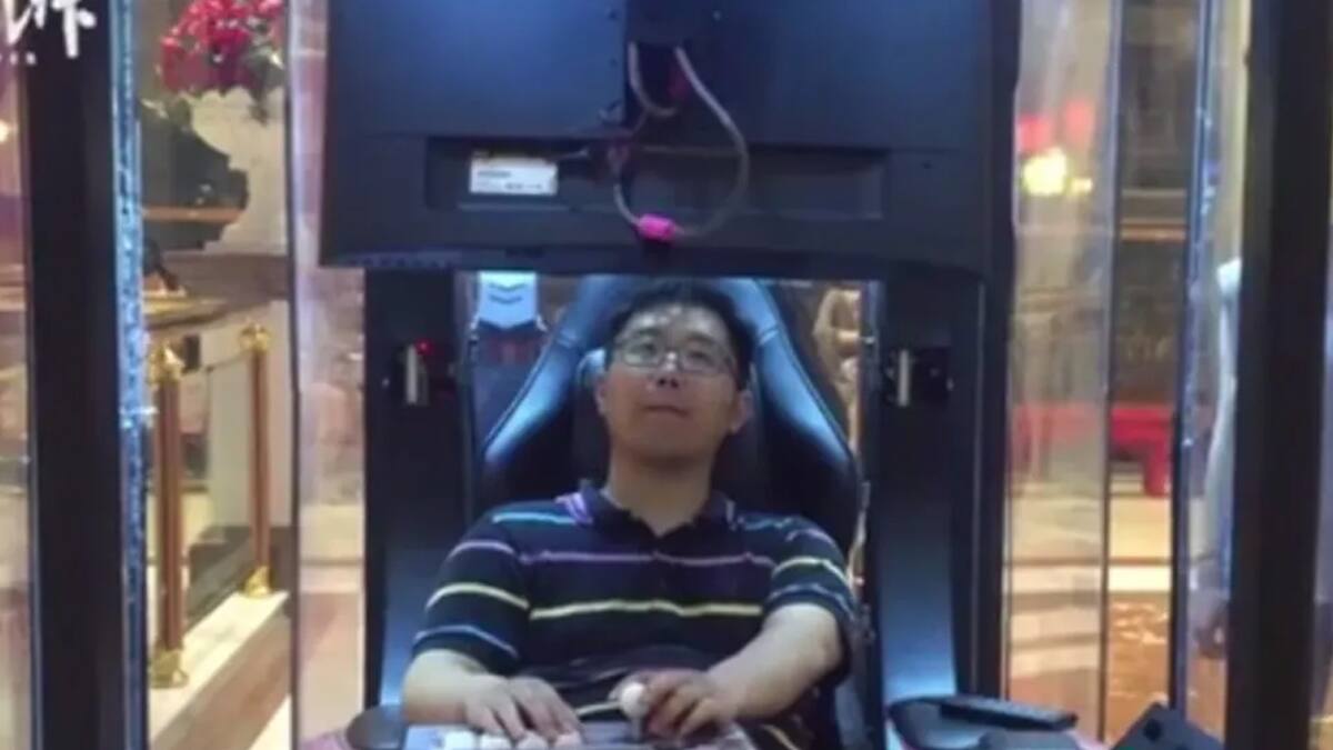 Los centros de entretenimiento están equipados con una cómoda silla y una PC