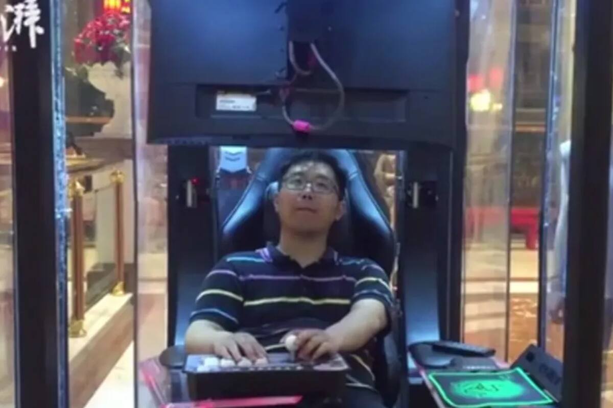 Centros comerciales crean “jaulas para esposos gamers” en China; son espacios cerrados para que se diviertan mientras sus parejas compran