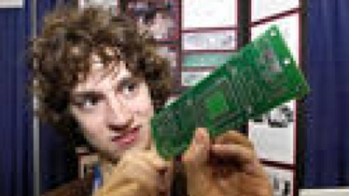 Los empleados buscan entender la metodología de hackeo de Hotz