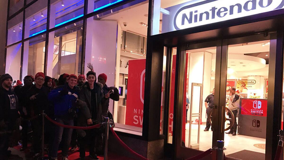 Los fans de Nintendo se aglomeraron en las tiendas a la medianoche