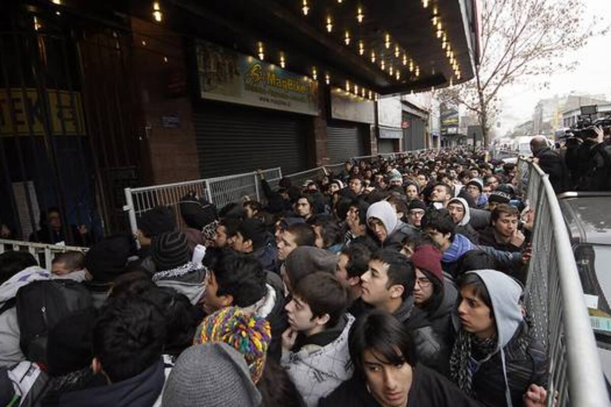 Más de 300 personas acamparon para la venta de bodega de PC Factory