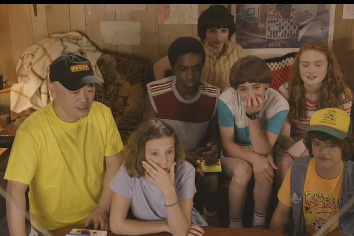 Elenco de Stranger Things jugó Famicom con el auténtico Master Higgins