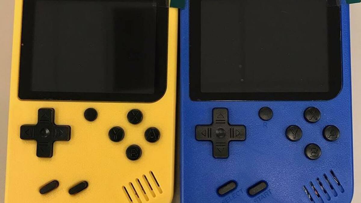 Los sistemas en cuestión son una copia del Game Boy Color de Nintendo