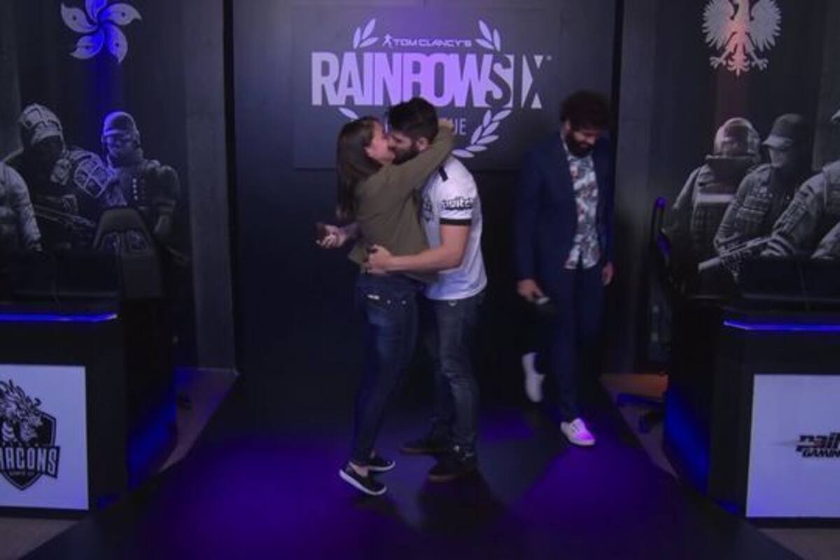 Jugador profesional pide matrimonio a su novia en campeonato de Esports
