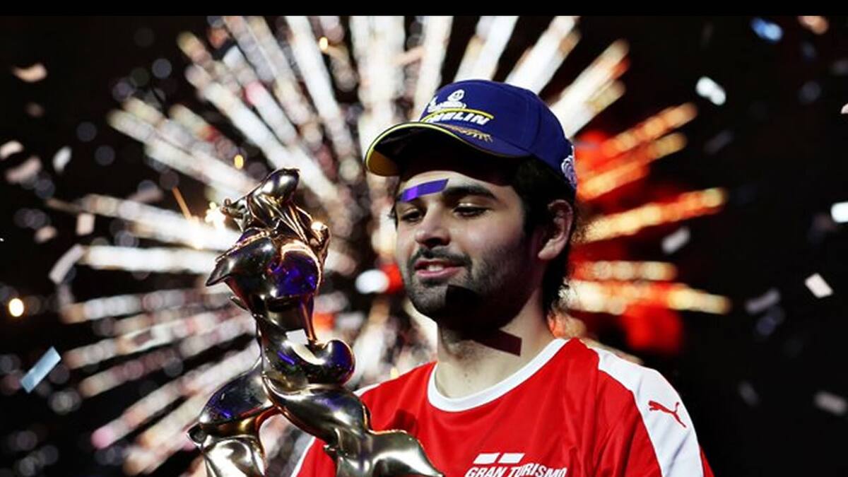 Mikail Hizal se coronó en las fiinales y recibió el premio de manos de Kazunori Yamauchi