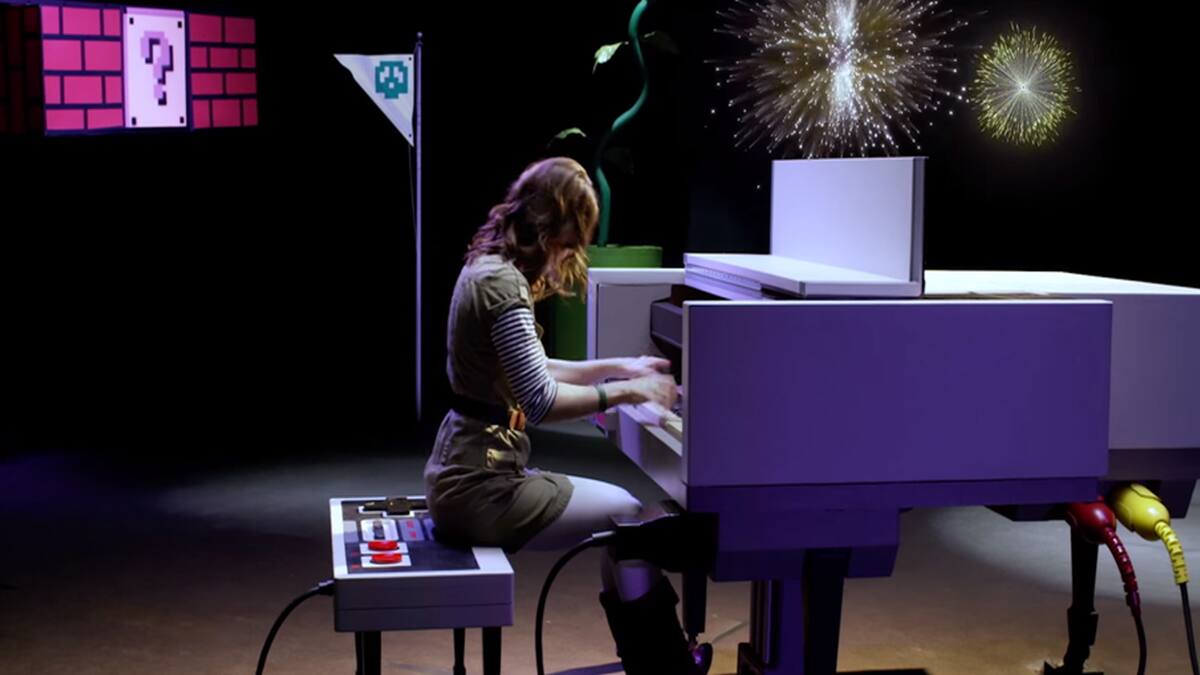 Mira a Sonya Belousova tocar un popurrí de Super Mario Bros. en un piano que luce como un NES