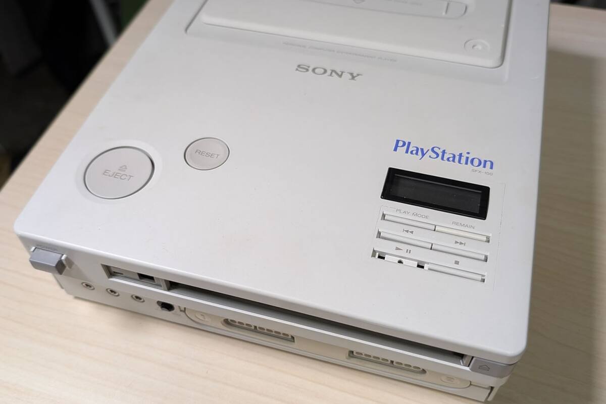 Ken Kutaragi muestra el prototipo original del mítico Nintendo PlayStation, hardware que provocó la ruptura entre la compañía de Kioto y Sony