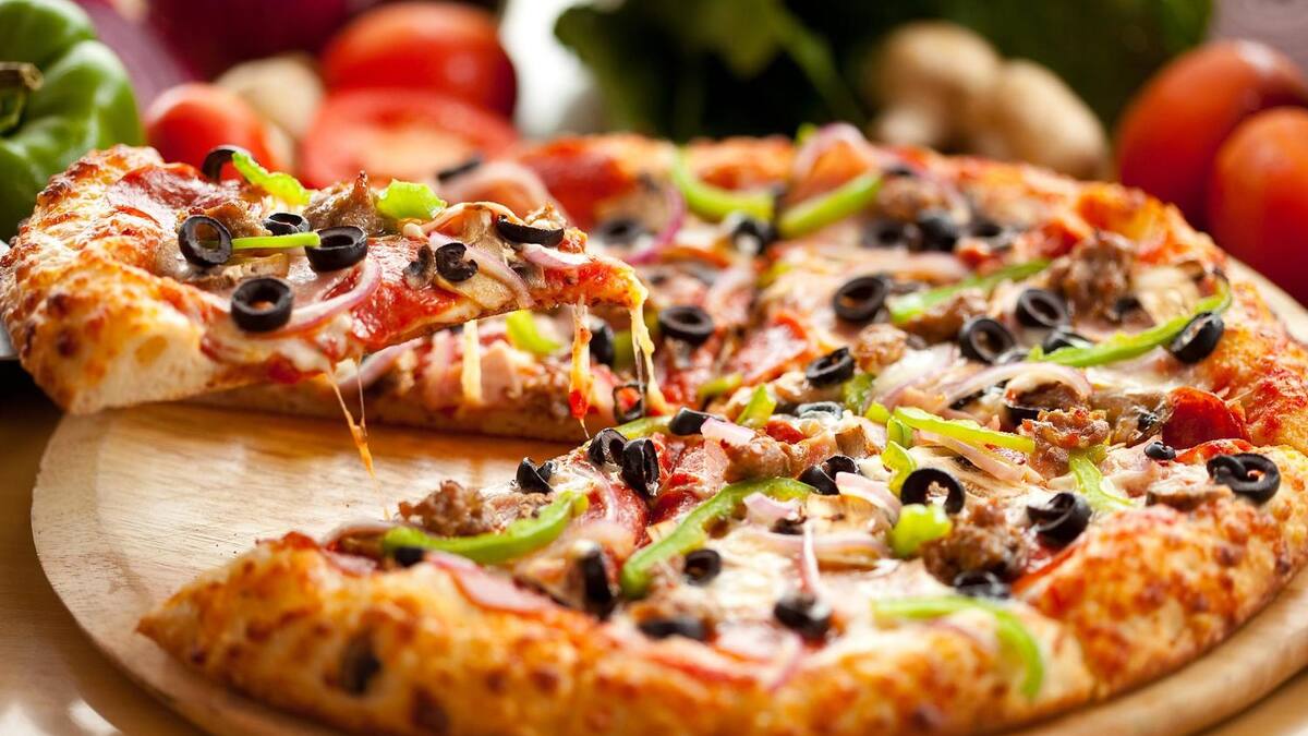 Nutrióloga indica que pizza tiene más grasa pero menos azucares