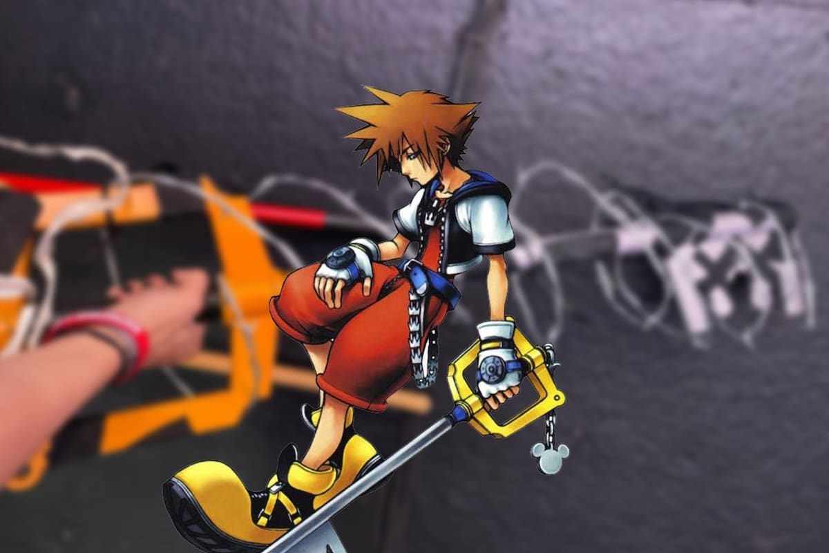 Luchador utiliza una Keyblade de Kingdom Hearts con alambre de púas para atacar a sujeto que parece Kratos