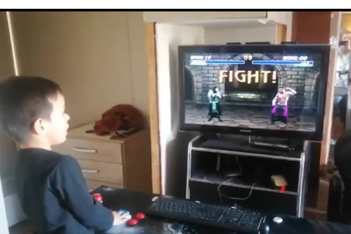 Niño chileno presume sus habilidades en Ultimate Mortal kombat 3 y se vuelve viral